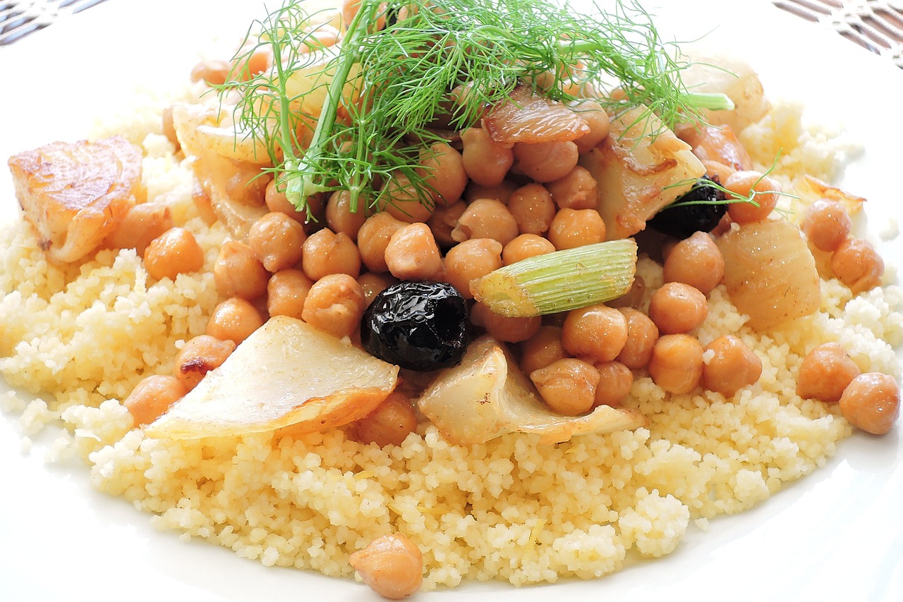 Le fameux couscous algérien: un délice pour vos papilles. 