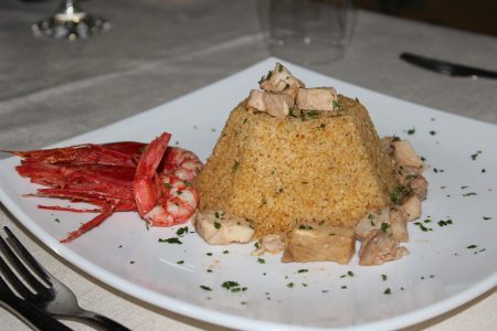 Le fameux couscous algérien: un délice pour vos papilles.